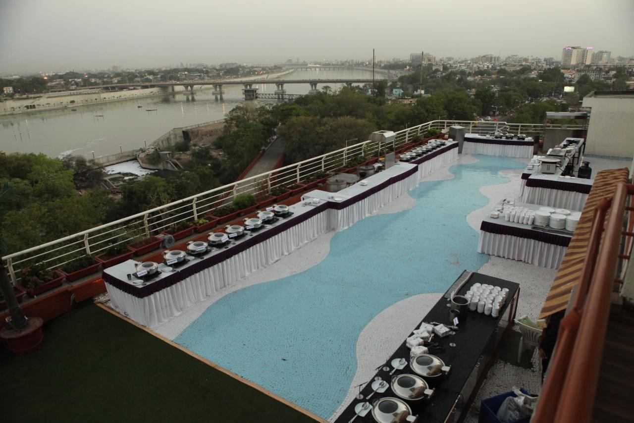 Silvercloud Hotel And Banquets Ahmedabad Exterior foto