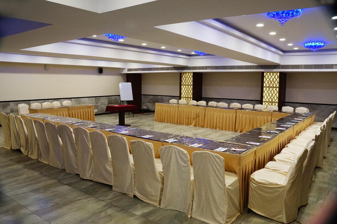 Silvercloud Hotel And Banquets Ahmedabad Exterior foto