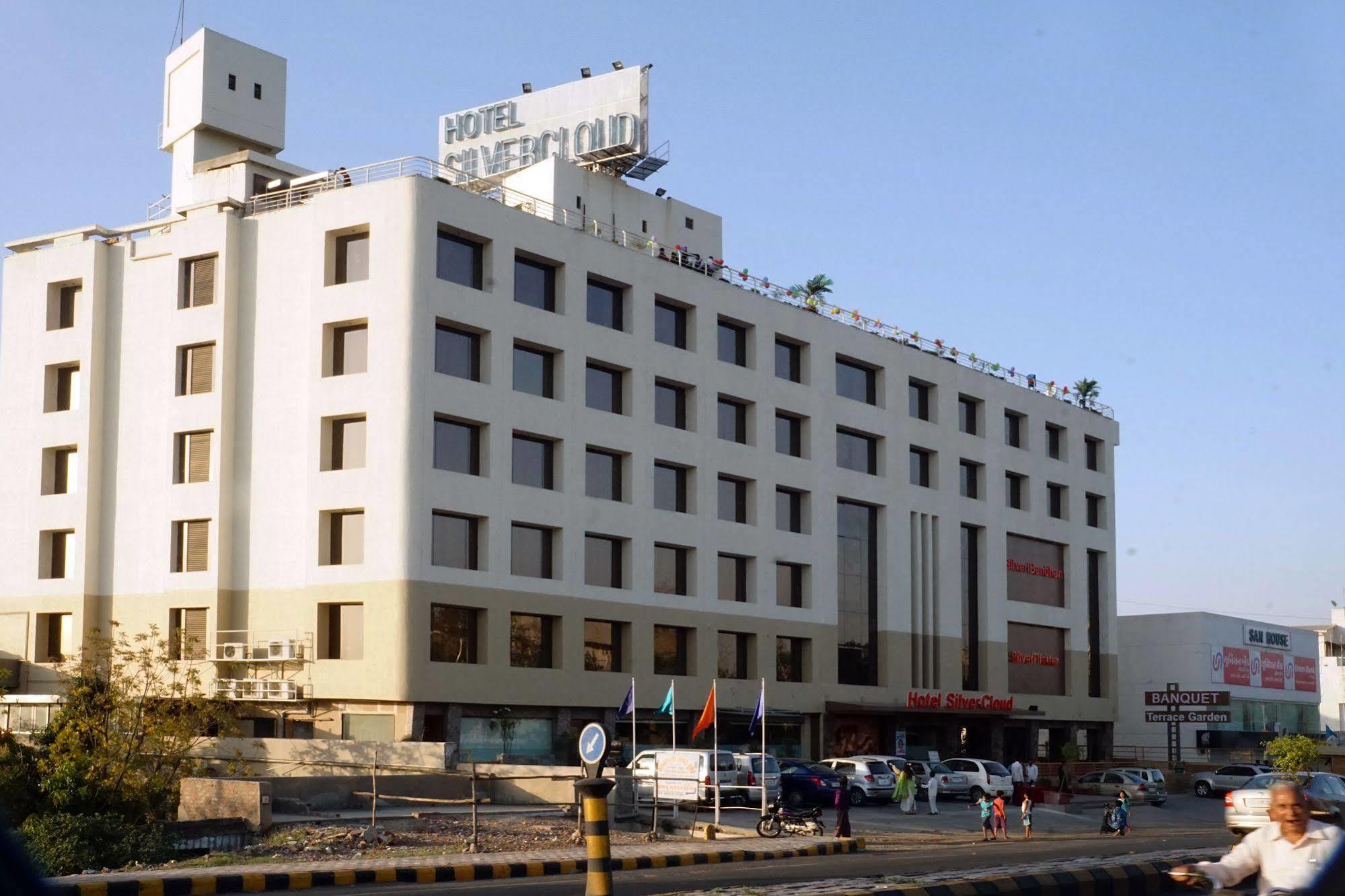 Silvercloud Hotel And Banquets Ahmedabad Exterior foto